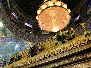 بالصور / تزيين مرقد الامام علي (ع) بأكثر من 25 ألف زهرة طبيعية تيمناً بعيد "الغدير"