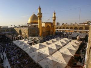 بالصور / الزائرين يتوافدون على زيارة امير المؤمنين (ع) في يوم عيد "الغدير"
