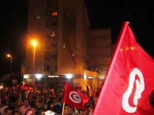 متظاهرون غاضبون يحرقون مقر حركة "النهضة" الإسلامية غرب تونس
