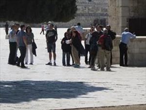 Dozens of settlers break into Aqsa Mosque
