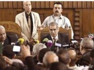 هيئة المحكمة التي تحاكم مرشد عام الاخوان ونائبه في مصر تتنحى قبيل بدء محاكمة مرسي