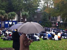 Londres : suite à la fermeture de salles de prière au Campus, des étudiants prient sous la pluie