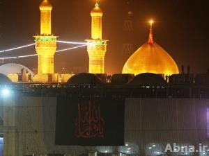 بالصور / استبدال رايتي قبتي حرم أبي عبدالله الحسين وأخيه أبي الفضل العباس(ع)
