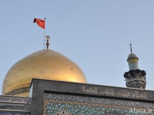 بالصور / رفع رايتي الامام الحسين وأبي الفضل العباس (ع) فوق قبة مرقد السيد زينب (ع) في سوريا