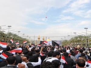 بالصور / عشرة آلاف طالب عراقي يقيمون العزاء في كربلاء المقدسة