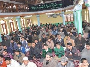 بالصور / المواطنون الشيعة بمدينة كشمير الهندية يقيمون مجلس عزاء الإمام الحسين (ع)