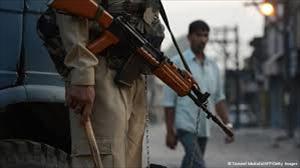 Trauernde Muslime in Kashmir angegriffen
