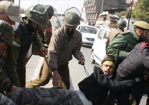 Image / Muharram Mourning Procession Attacked by Police in Kashmir