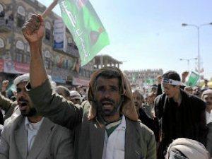 الاف اليمنيين يحيون ذكرى عاشوراء الحسين (ع) بتنظيم مسيرة للمرة الاولى في صنعاء