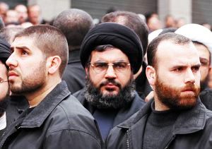 بالصورة / ماذا بداخل الشنطة التي يحملها مرافق «السيد حسن نصرالله»؟