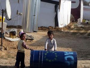 Thousands of Syrian refugees flood into Lebanese border town fleeing battle