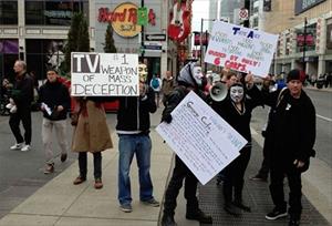 Thousands Protest Press Credibility in March against Mainstream Media in US, UK