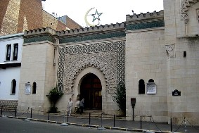 Grande Mosquée de Paris : des inscriptions islamophobes découvertes sur le mur de la porte d’entrée