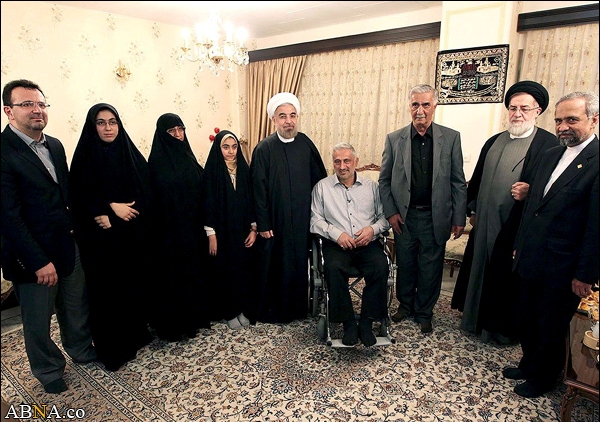 Bildernachrichten /  Das Treffen des iranischen Präsidenten mit  einem Veteran des Irakkrieges