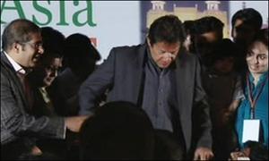 لاہور: عمران خان ایک بارپھراسٹیج سے گرتے گرتے بچ گئے   	