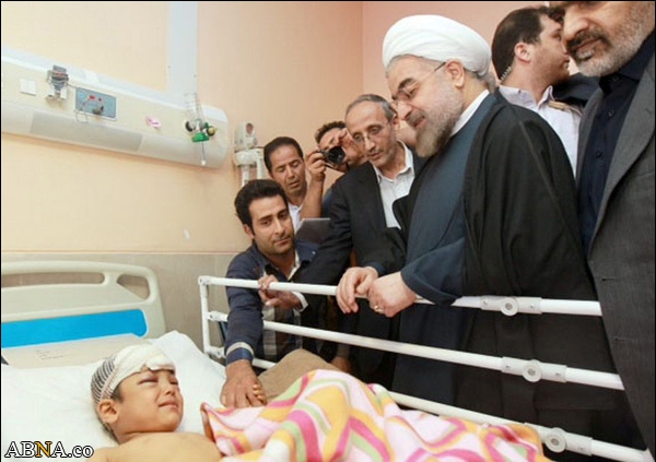 Bildnachricht / iranischer Präsident besucht die Verletzen von Erdbeben betroffenen Gebieten