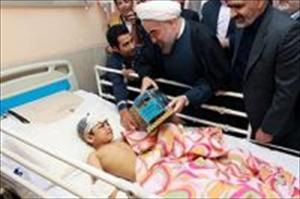 Iranischer Präsident besucht die bei Erdbeben in Daschtestan verletzten Bürger