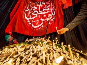 بالصور / راية القبة الشريفة لمرقد أبي الفضل العباس (ع) بمدينة زنجان الإیرانية