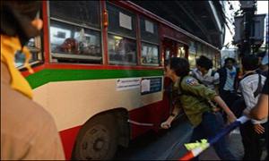 تھائی لینڈ میں مظاہرین کا سرکاری ٹی وی پر قبضہ،وزیر اعظم بھاگنے پر مجبور   	