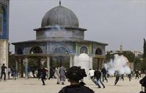 Israeli police attack Palestinians at Aqsa mosque during Friday prayers