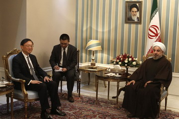 Le président iranien rencontre le conseiller d'Etat chinois Yang Jiechi