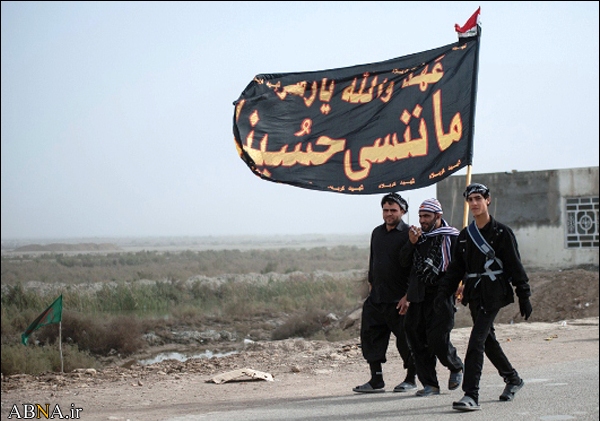 Image / Shiite pilgrims taking long walks into Karbala to mark Arbaeen ritual (2)