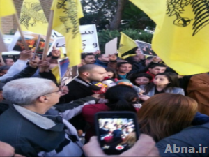 تجمع امام السفارة التركية للمطالبة باطلاق المطرانين وراهبات معلولا