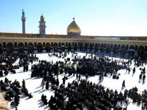 بالصور / أمانة مسجد الكوفة تستقبل جموع الزائرين المتوجهين إلى كربلاء