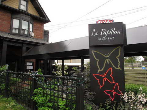 Canada : un restaurant condamné à 100 000 $ pour avoir forcé des salariés à manger du porc