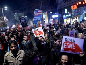 Turkish protesters urge Erdogan to resign on graft scandal