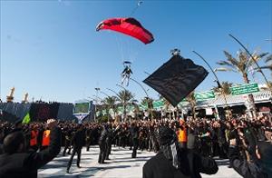 For the First Time, a Parachutist Jumps into Kerbala With "O' Hussein" Banner