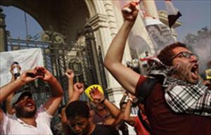 جامعۃ الازہر میں جھڑپیں، اخوان المسلمین کے حامیوں نےعمارتوں کو نذرِ آتش کر دیا