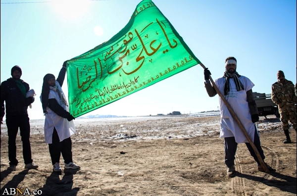 Die Pilger machen Fußreise zum Schrein von Imam Reza (a.s)