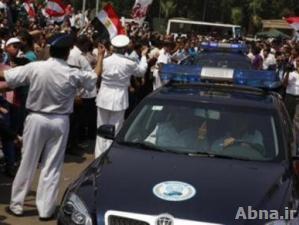 القاء قنبلة وإطلاق نار على سيارة للشرطة المصرية في القاهرة