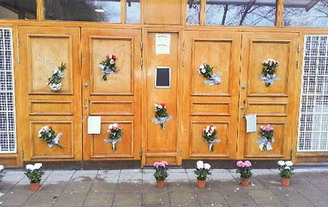Suite à la profanation de la Mosquée, les habitants recouvrent les croix gammées de fleurs