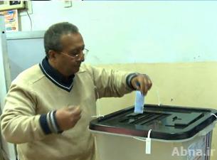 المصريون يدلون بأصواتهم في الاستفتاء