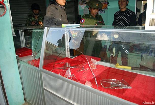 မုိးကုတ္တြင္ ေရႊဆုိင္ ၂ ခု ဓားျပတုိက္ခံရမႈ ၁ ဦးေသဆုံး