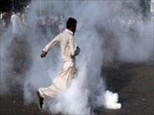 کراچی، کھارادر میں سانحہ مستونگ کے خلاف دیئے گئے دھرنے پر پولیس کا دھاوا