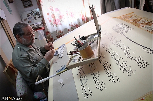 Image / Iranian calligrapher writing "World's largest Quran" in Mashhad