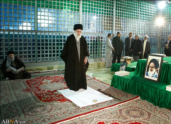 رہبر معظم کی حضرت امام خمینی (رہ) کے مزار اور گلزار شہداء بہشت زہرا (س) پر حاضری(تصویر)