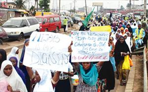 Nigerianische Muslime protestieren gegen Kopftuchverbot