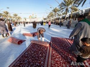بالصور / فرش ساحة ما بين الحرمين الشريفين في كربلاء بمادة السجاد
