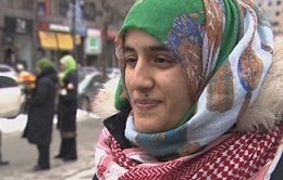 Canada Muslims Spread Flowers For Peace