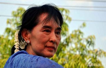 အေျခခံဥပေဒ ျပင္ဆင္ေရး အဖြဲ႕၌ ပါတီငယ္မ်ားမွ တစ္ဦးစီ ပါဝင္ရန္ ေတာင္းဆိုမႈ ေဒၚေအာင္ဆန္းစုၾကည္ ကန္႔ကြက္