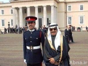 بالصور / مسدس بين يدي حفيد رئيس الوزراء البحريني!