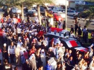 بالصور / آلاف البحرينيين يشيعون الشهيدة «أسماء»..ويقولون «حمد بن عيسى» مسؤول عن كل الجرائم