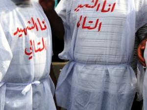 سجن 6 أشهر لشاب بحريني تظاهر بكفن مكتوب عليه "أنا الشهيد التالي"