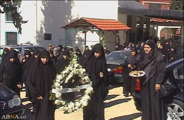 بالصور / اكاليل من الزهر على اضرحة الشهداء في بلدة "الغازية" اللبنانية