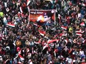 آلاف المواطنين في القاهرة يطالبون المشير «السيسي» بالإعلان عن ترشّحه للرئاسة