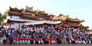 Mass Valentine wedding in Malaysia despite Muslim anger